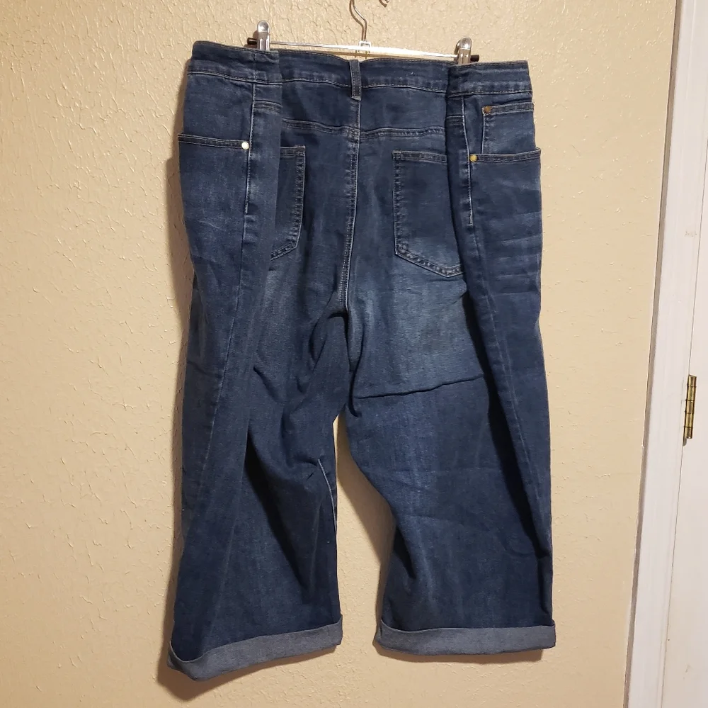 Ashley Stewart Rolled Cuff Denim Capris Size 32‎